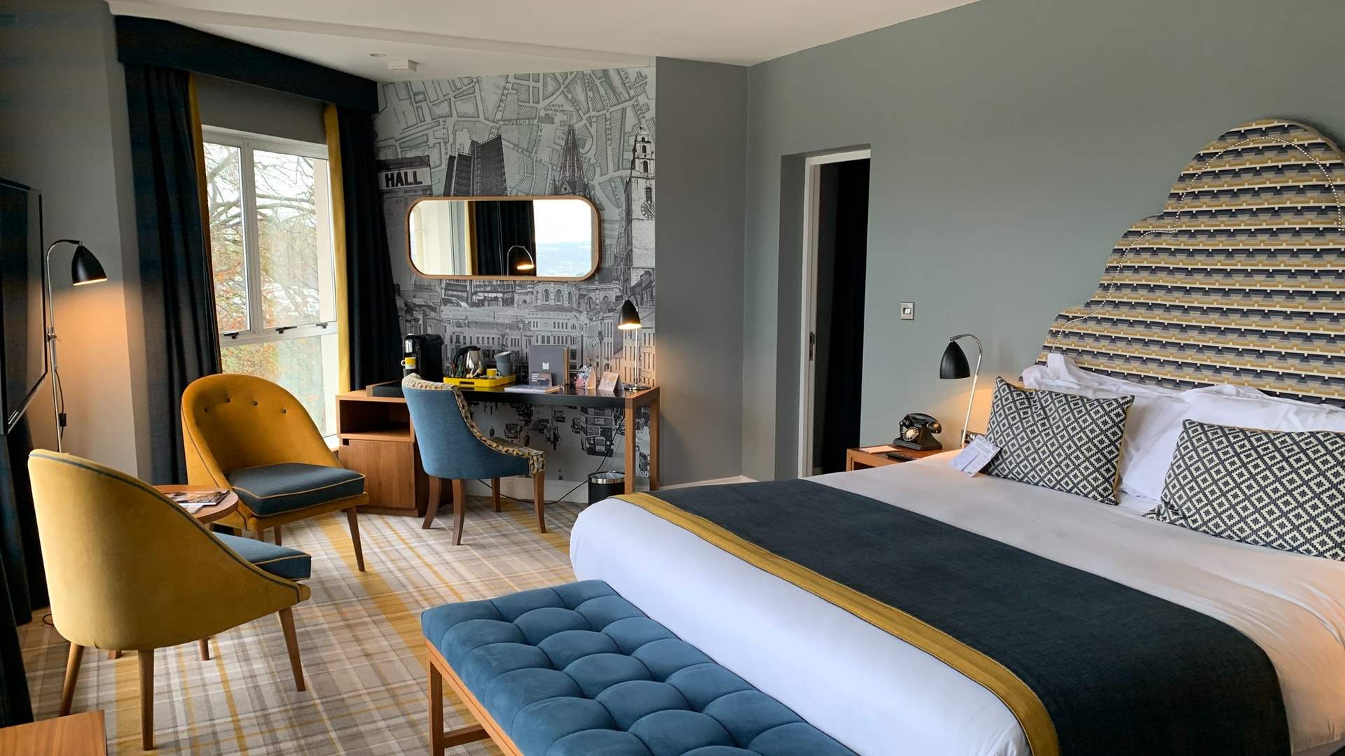 Best Room With Class Interior and Resturant with Rooms